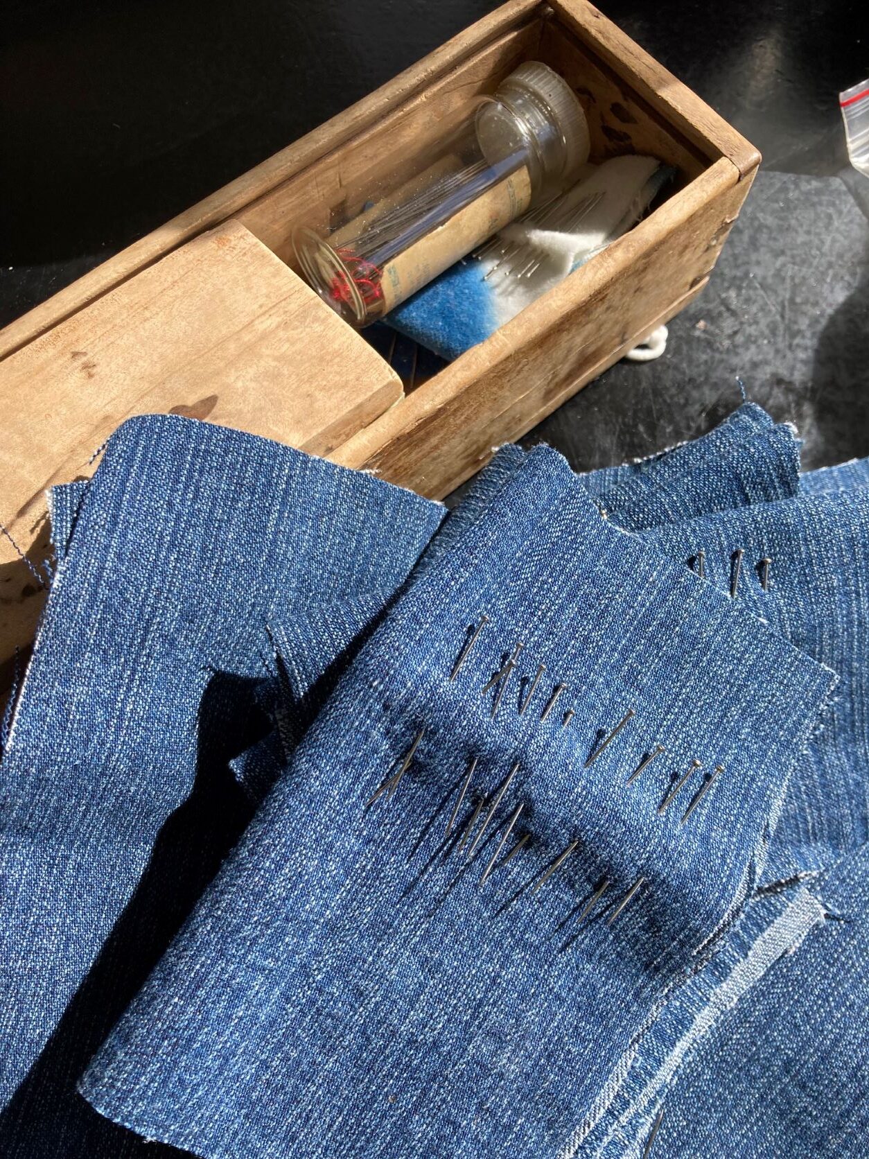 Reparation af jeans, bukser og andet tøj. Theas.dk